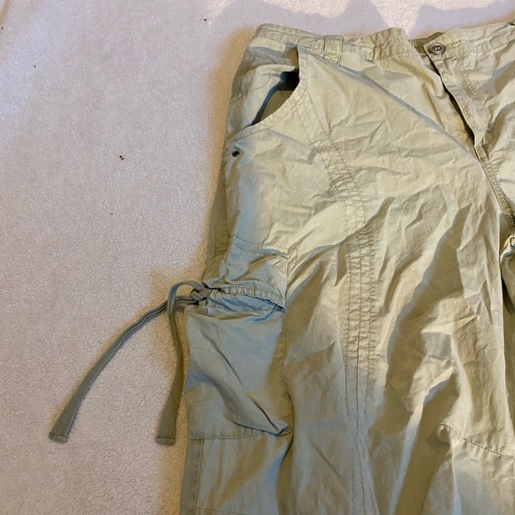 Anthropologie crop cargo pants in light green - Picture 3 of 10